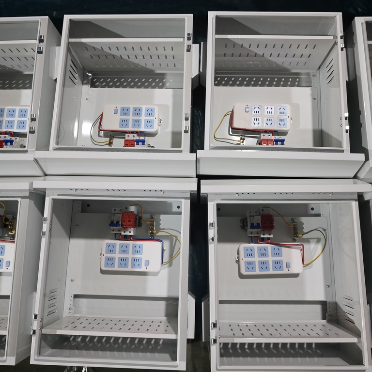 Ouyue Electric-in açıq havada yağışa davamlı paylama qutusunun kütləvi istehsalı real fotoşəkilləri: Sac metal qabıqdan maşın yığımına qədər tam proses ekranı